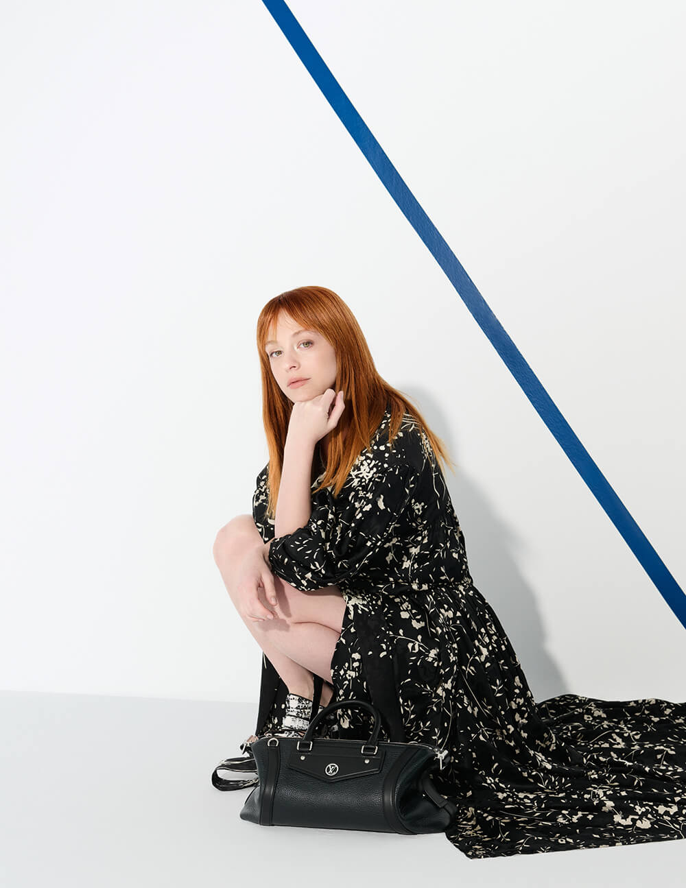 Chaqueta de terciopelo con mangas hervidas, vestido Jaspeado Midi, sandalias heredadas y bolsa de motociclistas LV. Todo, de Louis Vuitton.