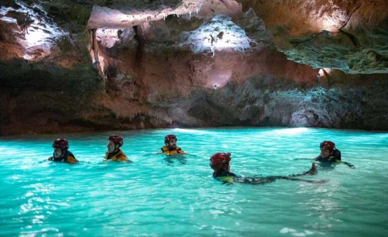 10 cuevas españolas que se pueden visitar como un espeleólogo: de la gruta del Águila a las de Arrikrutz | Escapadas por España | El Viajero