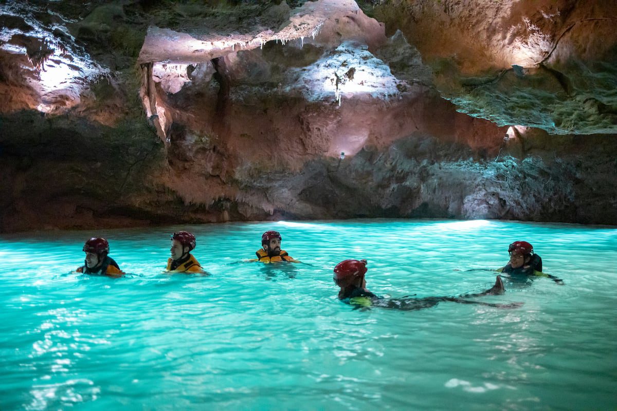 10 cuevas españolas que se pueden visitar como un espeleólogo: de la gruta del Águila a las de Arrikrutz | Escapadas por España | El Viajero