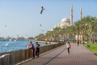 Corniche Street en Sharjah y, en el fondo, la Mezquita Al Noor.