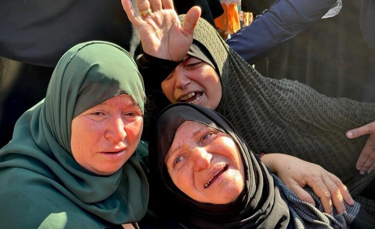 Una pediatra de Gaza recibe mientras trabajaba los cuerpos de sus nueve hijos, muertos tras un bombardeo