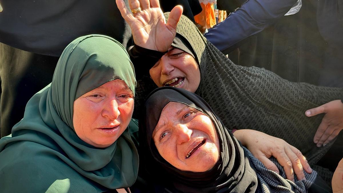 Una pediatra de Gaza recibe mientras trabajaba los cuerpos de sus nueve hijos, muertos tras un bombardeo