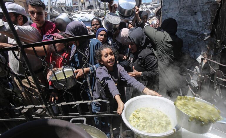 Israel busca militarizar la distribución de la ayuda en Gaza tras imponer el hambre a su población