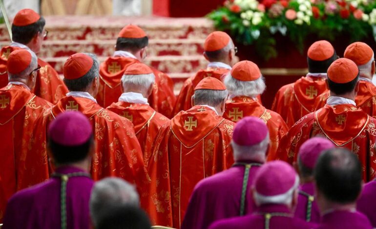 El cardenal Re pide «unidad» a la Iglesia en la misa de apertura del cónclave
