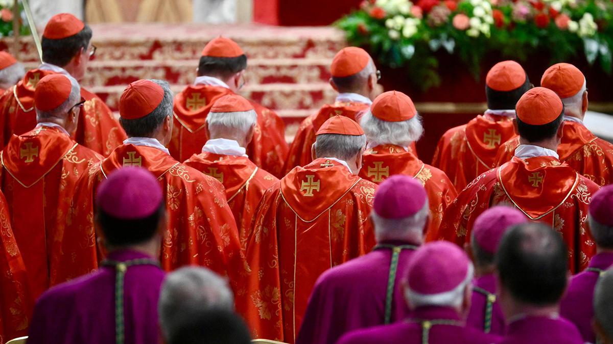 El cardenal Re pide «unidad» a la Iglesia en la misa de apertura del cónclave