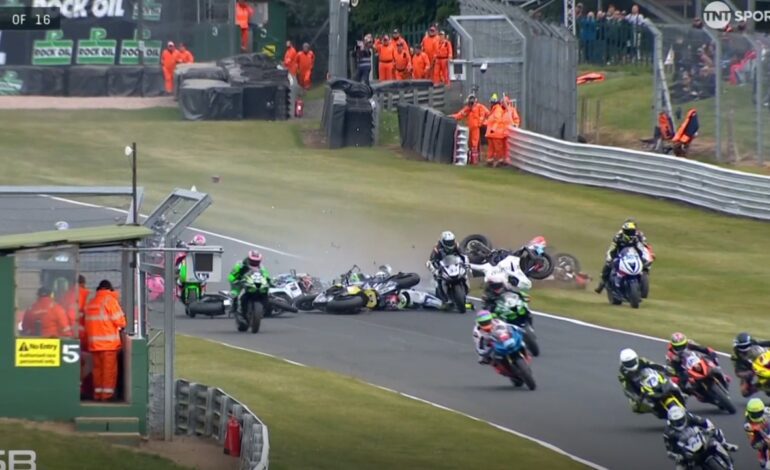 Mueren dos pilotos de Superbikes tras un trágico accidente múltiple en Gran Bretaña