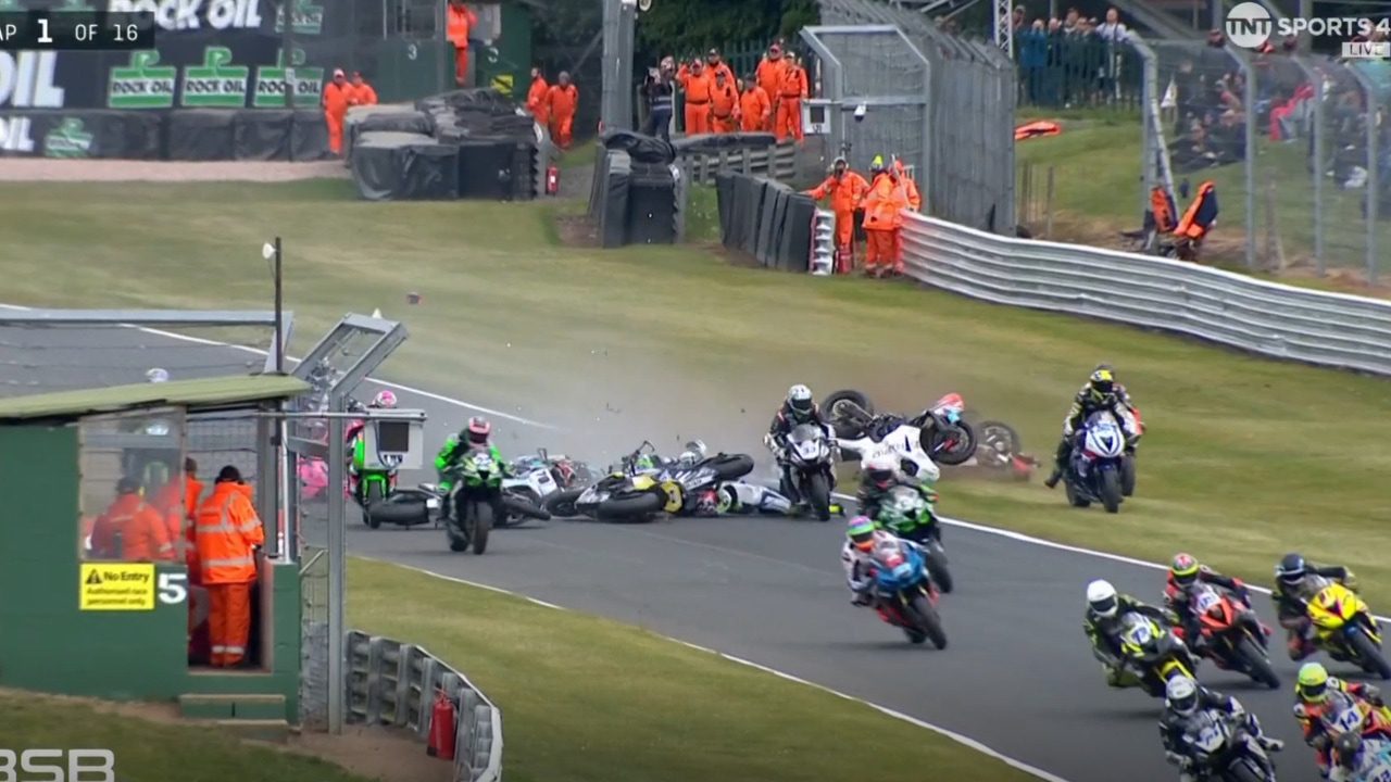 Mueren dos pilotos de Superbikes tras un trágico accidente múltiple en Gran Bretaña
