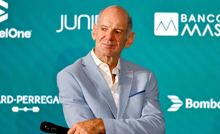 Adrian Newey desvela dónde será su primera aparición en una carrera con Aston Martin: «Con el cuaderno»