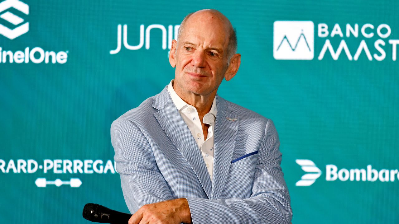 Adrian Newey desvela dónde será su primera aparición en una carrera con Aston Martin: «Con el cuaderno»