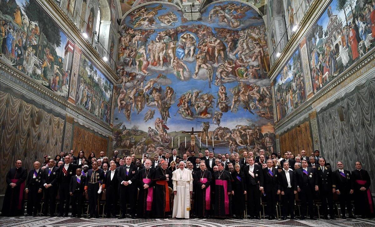 El Papa Francisco posa en la Capilla Sixtina con miembros del Cuerpo Diplomático acreditados ante la Santa Sede al final de la audiencia para el tradicional intercambio de saludos de Año Nuevo en el Vaticano.
