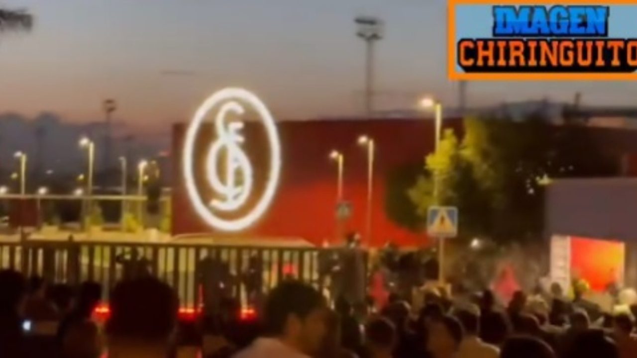 Aficionados del Sevilla asaltan la ciudad deportiva tras la derrota en Vigo e impiden la salida de los jugadores