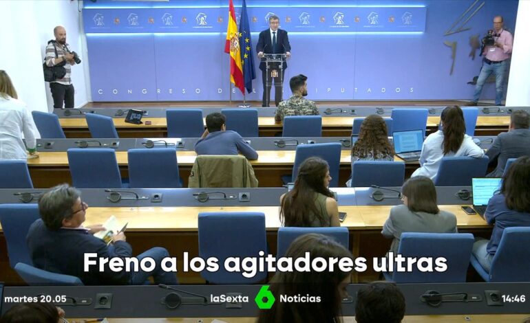 Los ultras vuelven reventar el trabajo de los periodistas en el Congreso, que da el primer paso para poner freno a los agitadores