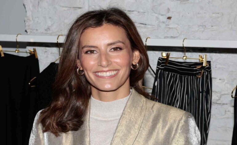 Cuando las chicas de más de 1,70 vean el último look de Ana Boyer no pararán de combinar las alpargatas de cuña como ella