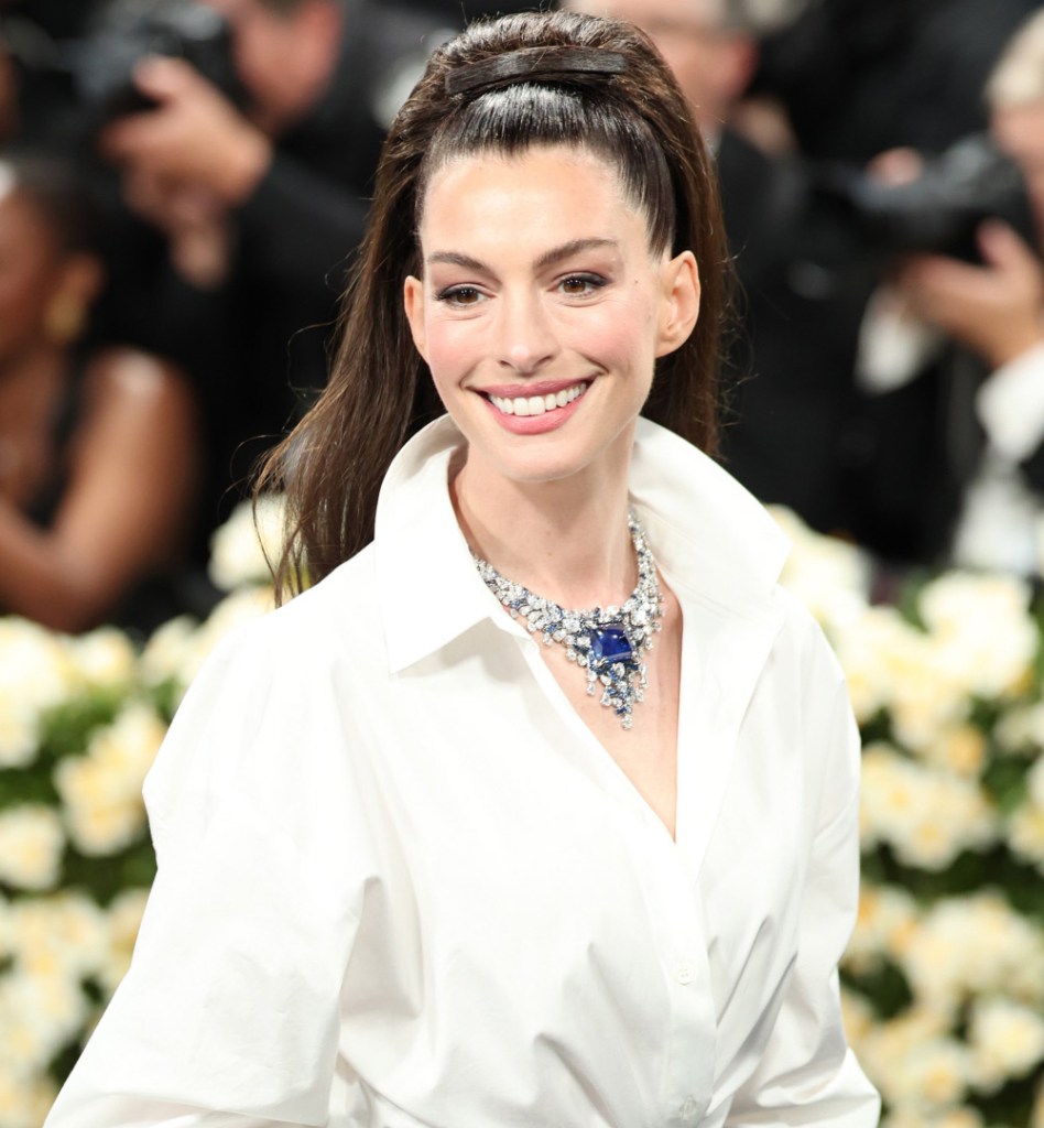 Anne Hathaway pone Gala 2025 -gres