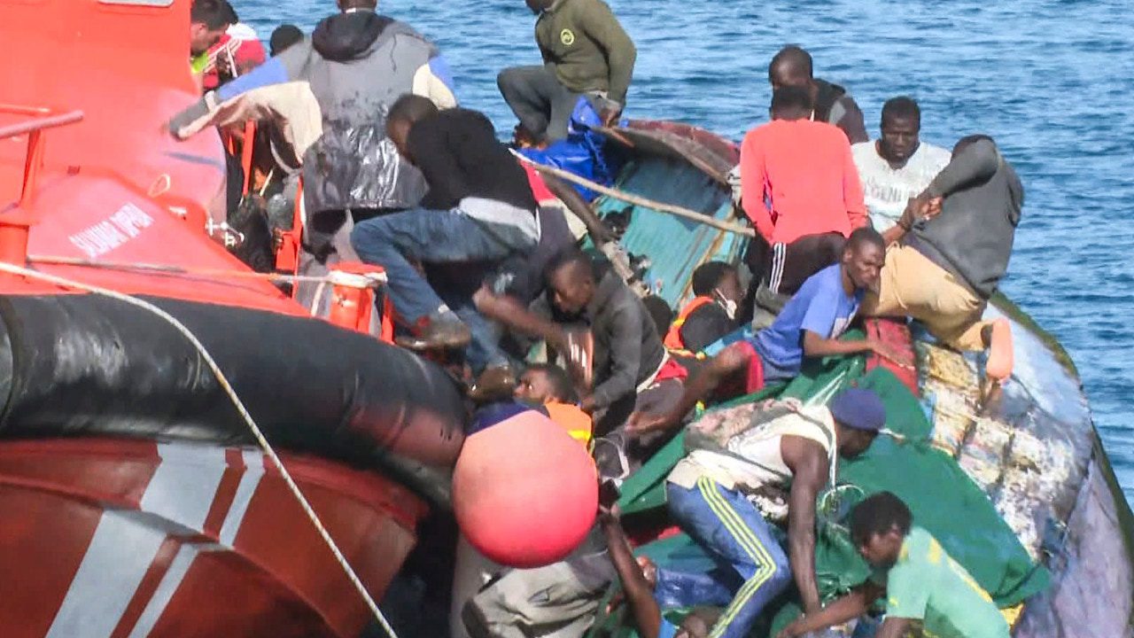 los héroes anónimos que salvaron muchas vidas tras el vuelco del cayuco