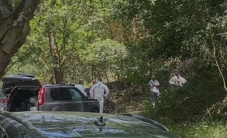 encuentran dos cadáveres calcinados en un coche