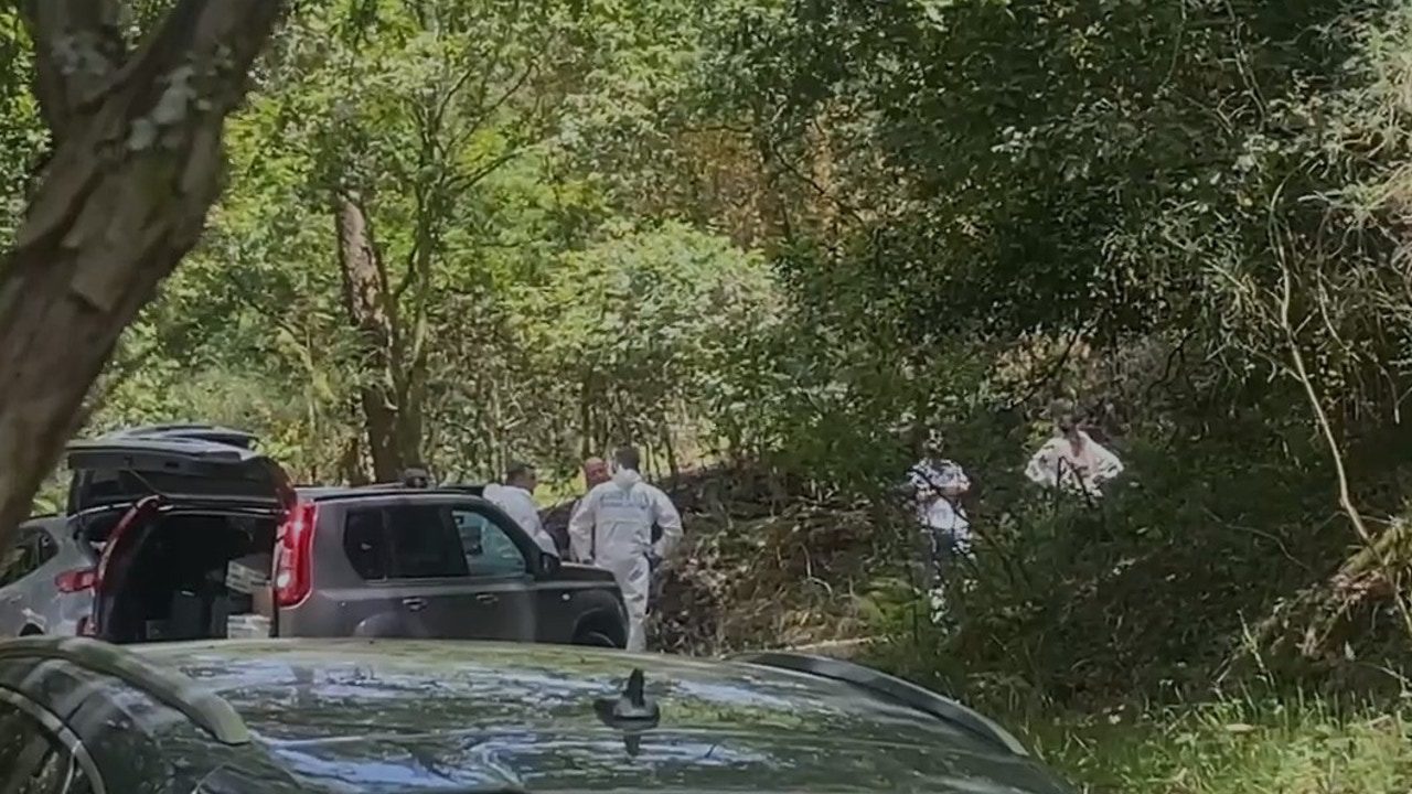encuentran dos cadáveres calcinados en un coche
