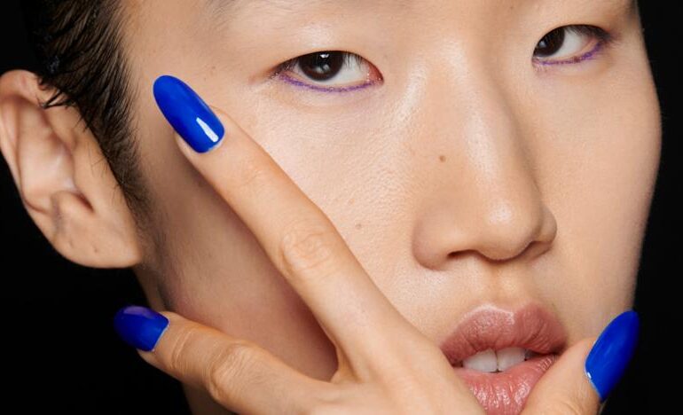 Uñas azul eléctrico: la manicura que iluminará tus manos esta temporada