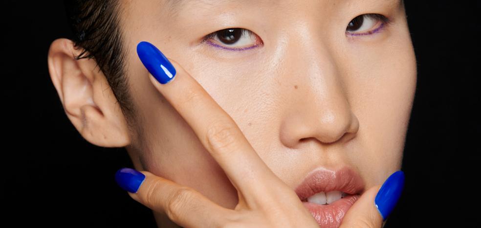 Uñas azul eléctrico: la manicura que iluminará tus manos esta temporada