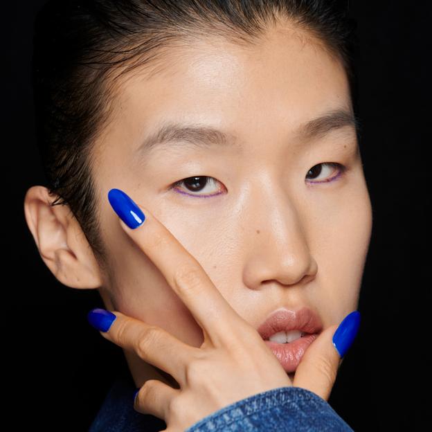 Niñas azul eléctrico: la manicura que iluminará sus manos este verano