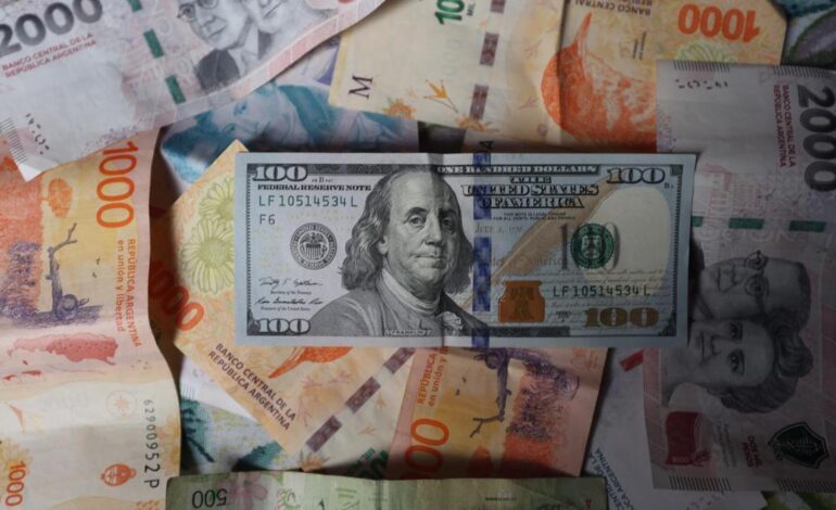 Milei necesita dólares a toda costa y anuncia un blanqueo del dinero que los argentinos «guardan debajo del colchón»