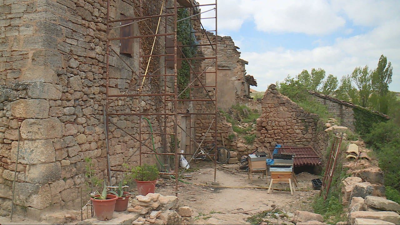una pareja compra un pueblo deshabitado de Burgos para devolverlo a la vida