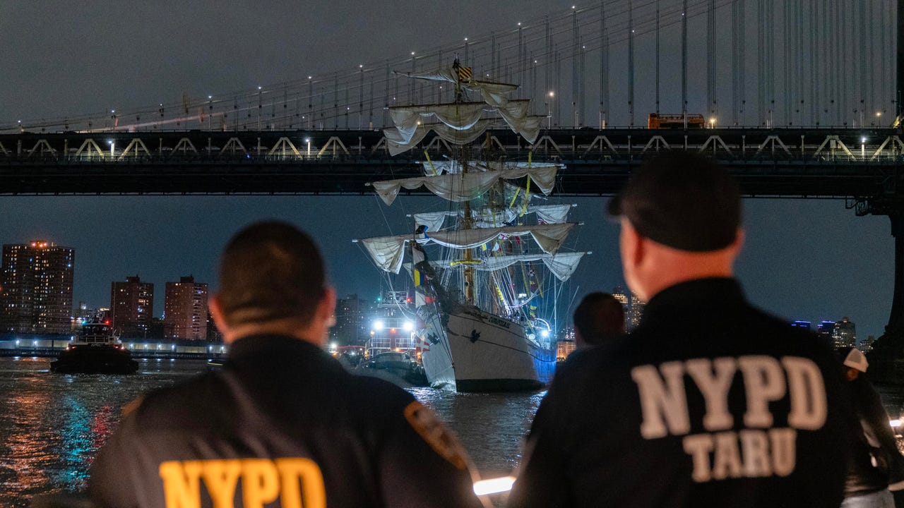 Al menos dos muertos y 20 heridos tras chocar un buque escuela de la Armada de México con el puente de Brooklyn en Nueva York