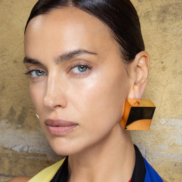 Esta es mi base de maquillaje de efecto brillante favorita y un acabado natural perfecto para los días