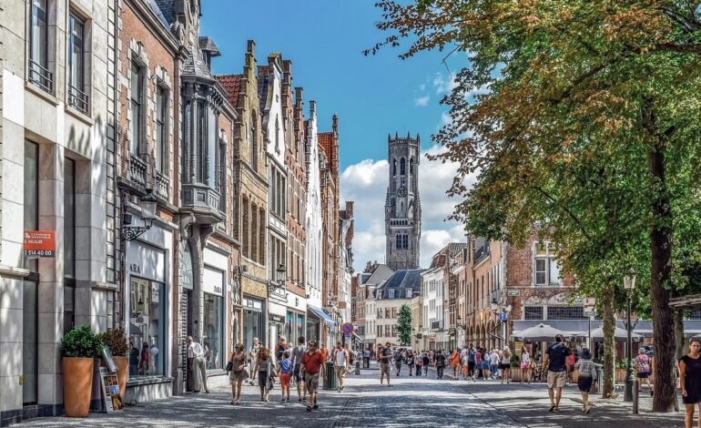 Esta histórica ciudad europea ruega a los turistas que dejen de llevarse parte de sus calles: «Pedimos respeto»
