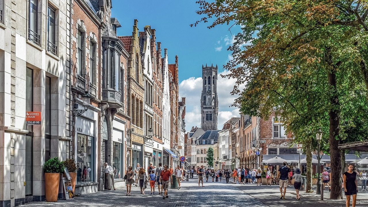 Esta histórica ciudad europea ruega a los turistas que dejen de llevarse parte de sus calles: «Pedimos respeto»
