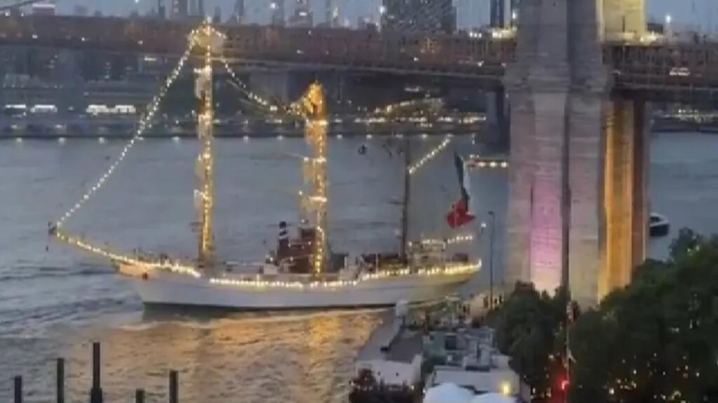 El Buque Escuela Cuauhtémoc, de bandera mexicana, chocó contra el puente de Brooklyn