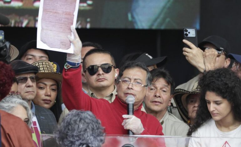 Arropado por miles de seguidores, Petro presentó en el Senado su solicitud para realizar una consulta popular sobre la reforma laboral