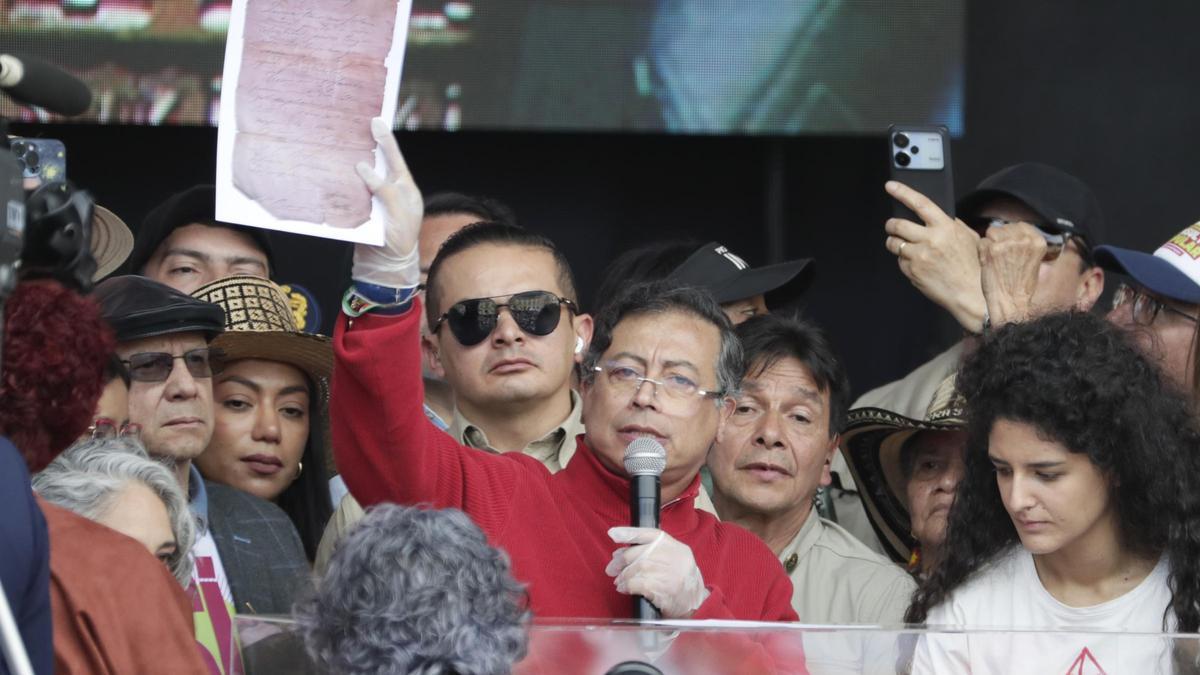 Arropado por miles de seguidores, Petro presentó en el Senado su solicitud para realizar una consulta popular sobre la reforma laboral