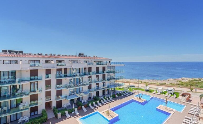 Azora eleva su apuesta por el mercado hotelero español con la compra a Urban Input el complejo Skyline de Menorca