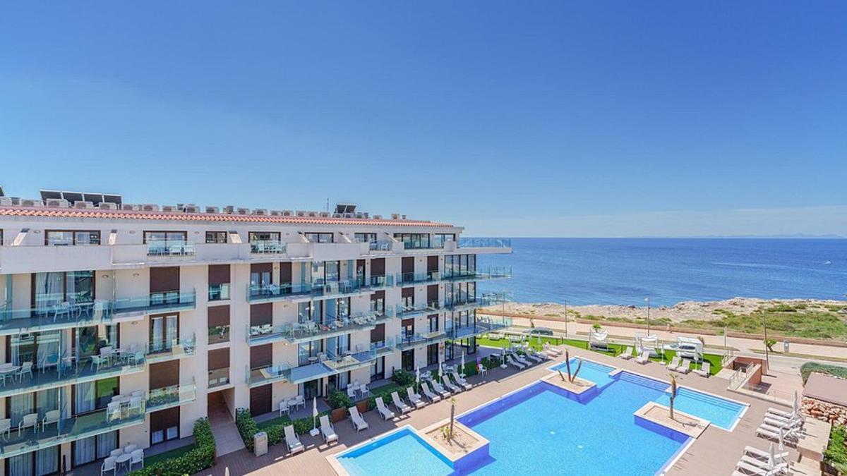 Azora eleva su apuesta por el mercado hotelero español con la compra a Urban Input el complejo Skyline de Menorca