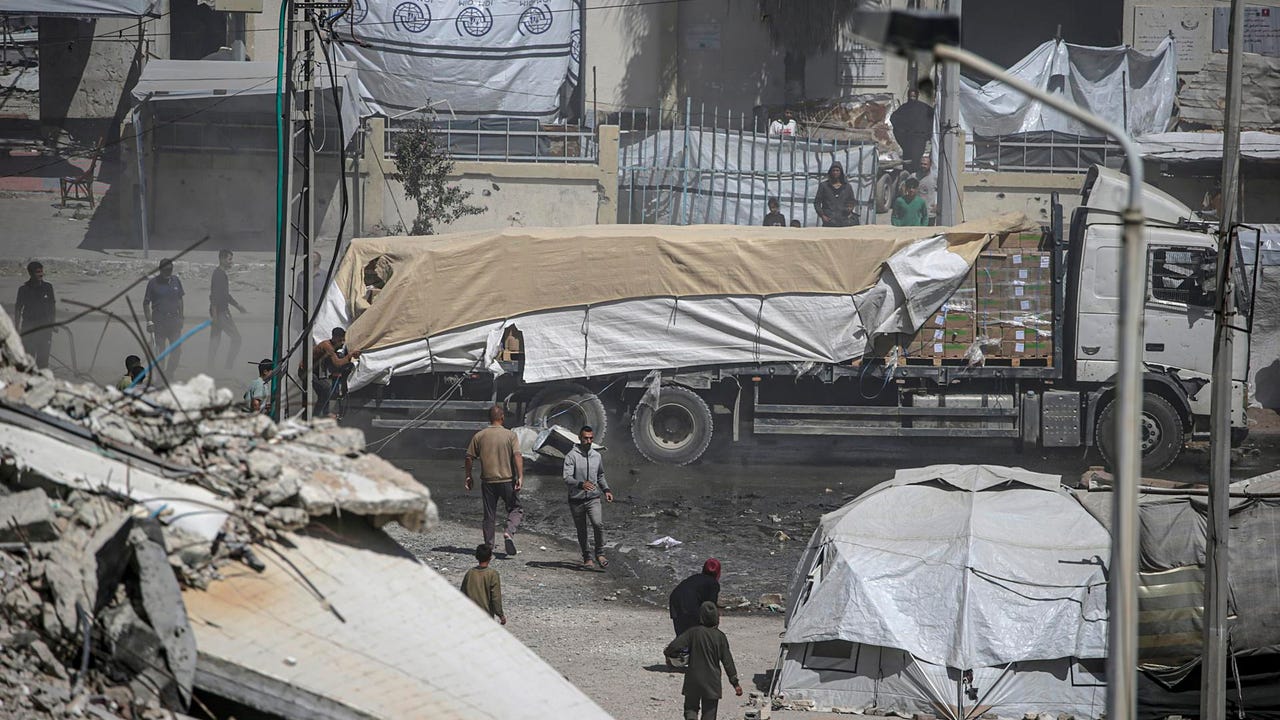 Israel no cesa en su asedio a Gaza que complementa con el bloqueo de la ayuda