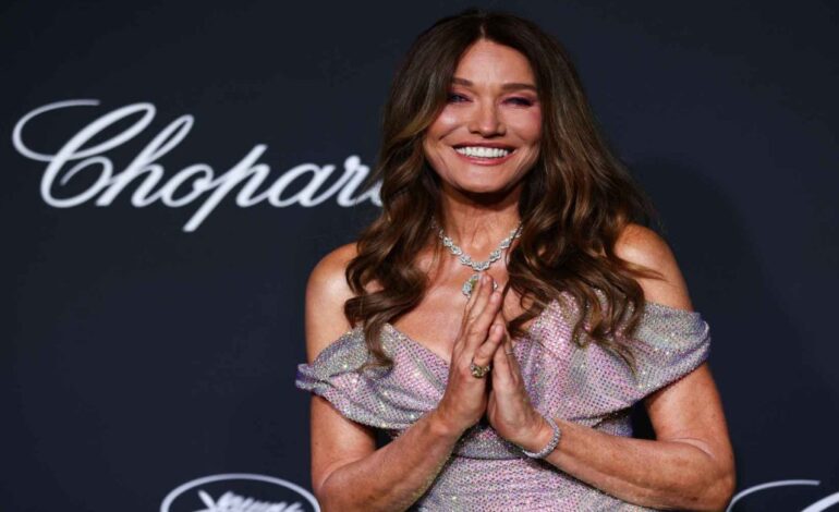 El corte de mariposa es el secreto mejor guardado de las francesas +50 para darle volumen al pelo fino, palabra de Carla Bruni