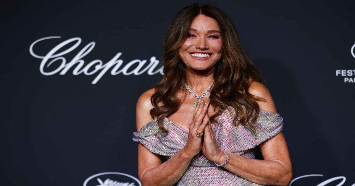 El corte de mariposa es el secreto mejor guardado de las francesas +50 para darle volumen al pelo fino, palabra de Carla Bruni