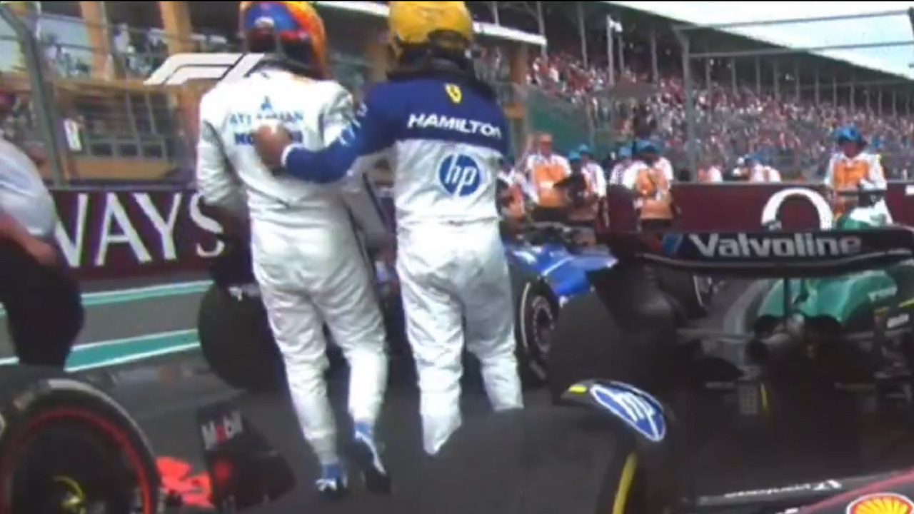La imagen definitiva de Carlos Sainz con Lewis Hamilton tras su toque en Miami