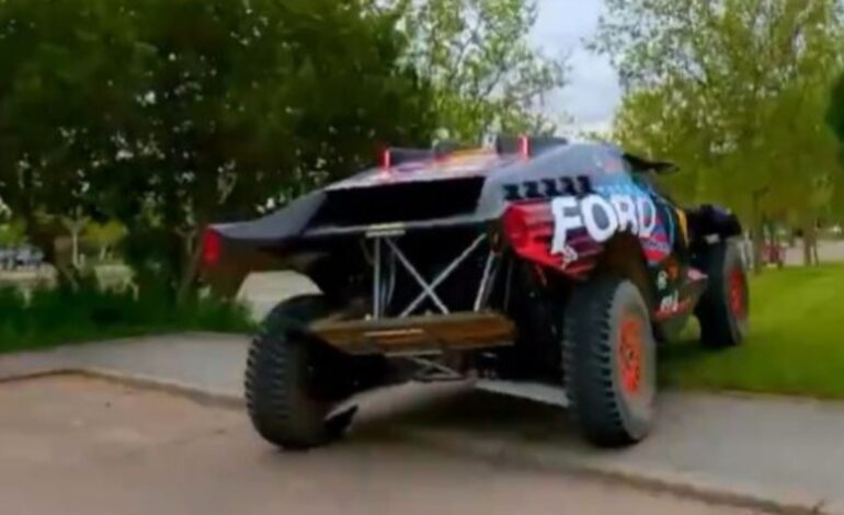 Carlos Sainz ya prueba el inacabado circuito de ‘MadRing’ para 2026: ¡Subiéndose por las aceras!