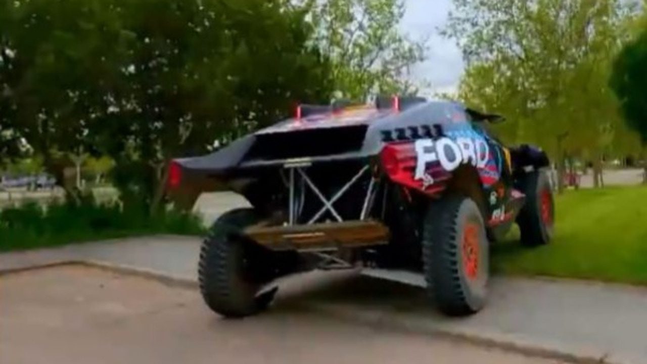 Carlos Sainz ya prueba el inacabado circuito de ‘MadRing’ para 2026: ¡Subiéndose por las aceras!