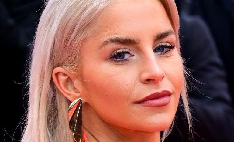 El sencillo truco que usan las celebrities en Cannes para lucir un pelo con extra de volumen