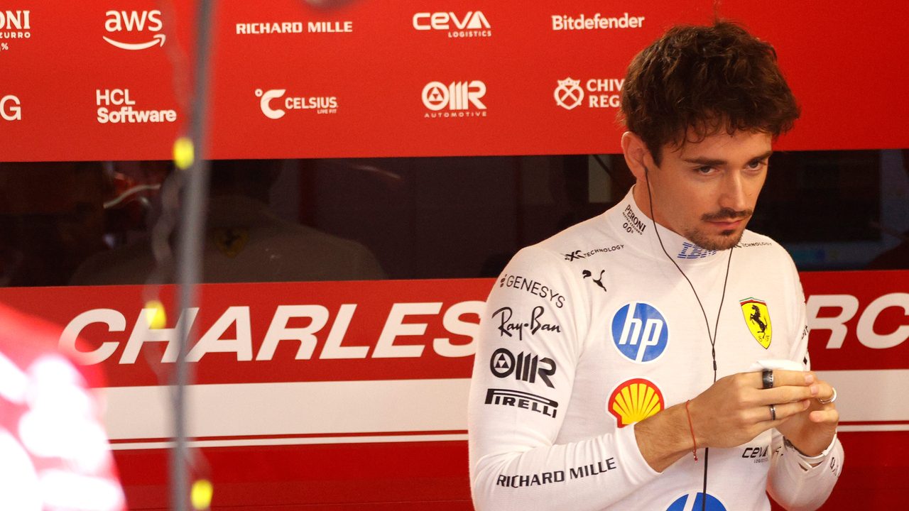 Charles Leclerc, más autocrítico que nunca tras otro ‘papelón’ del muro de Ferrari