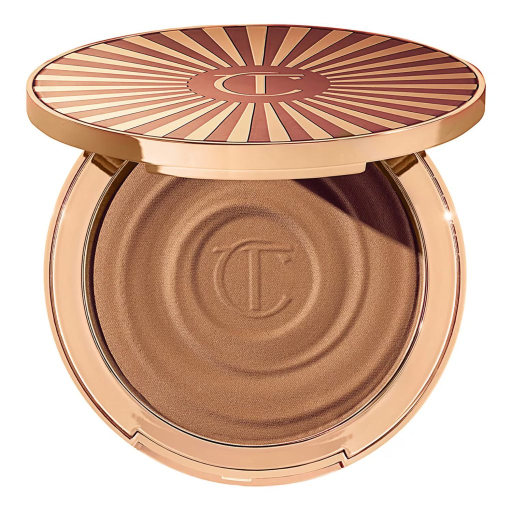 Hermoso brillo unido al sol por Charlotte Tilbury (56 euros en Sephora).