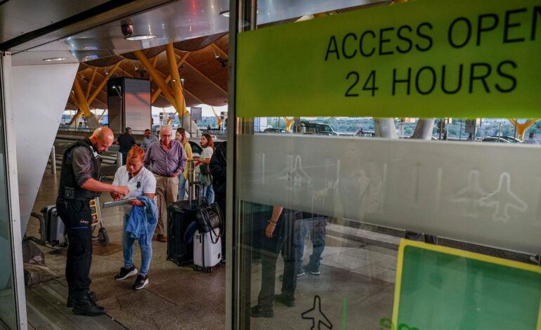 Primera noche de controles en Barajas para impedir la entrada a personas sin hogar: "Tendré que irme a un parque, a que me violen"