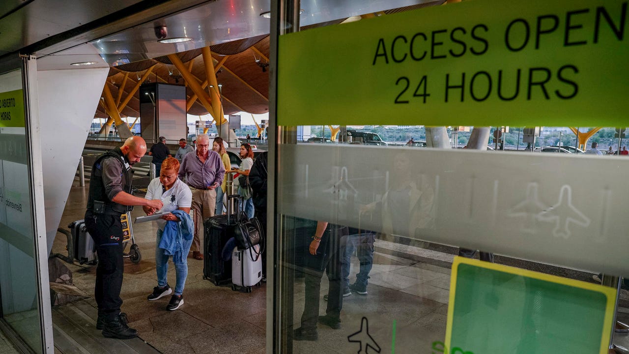 Primera noche de controles en Barajas para impedir la entrada a personas sin hogar: "Tendré que irme a un parque, a que me violen"