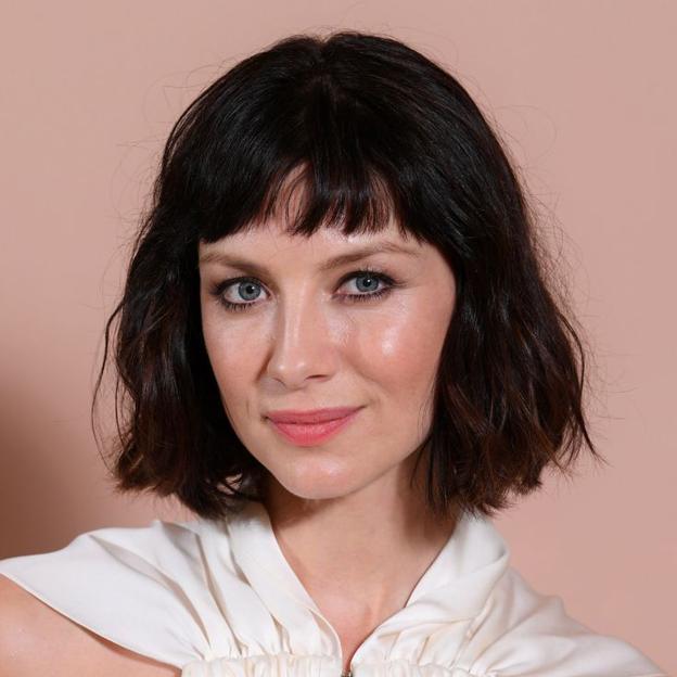 Caitriona Balfe con franjas de buzón en Bob Cutting