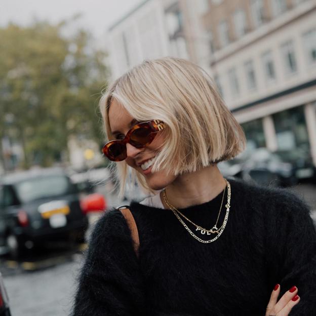 Influencer con un corte de pelo corto Bob Bob Micro