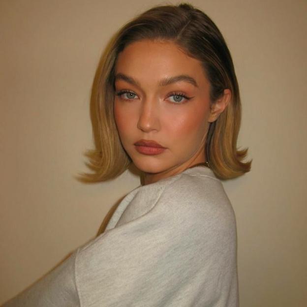 Modelo con un corte de pelo corto bob