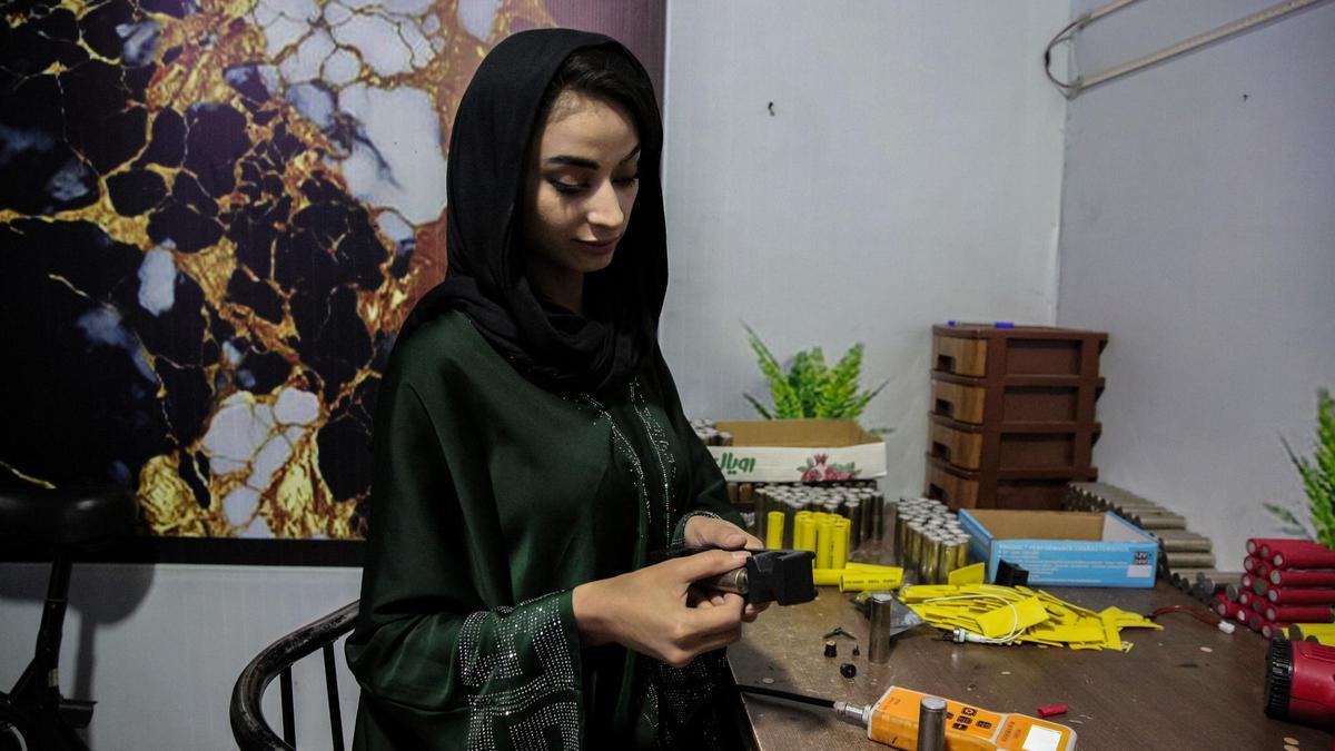 Zahra Ali, una «innovadora energética» de 23 años en el Afganistán de los talibanes